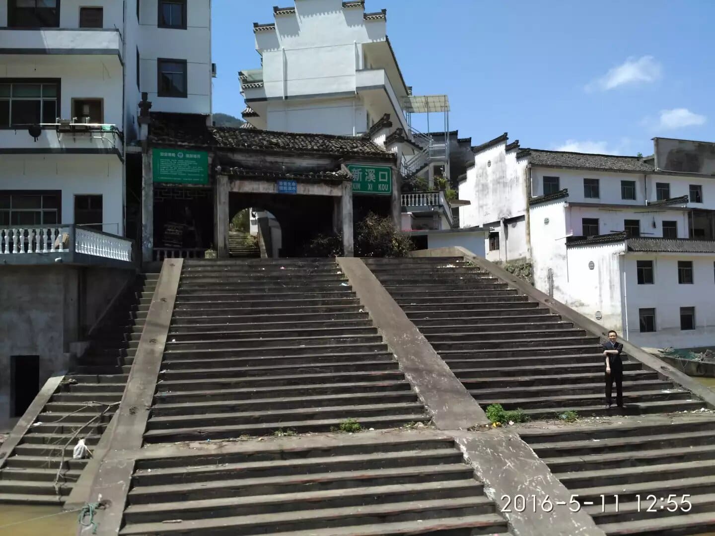 这客轮就像城里的公交车,沿路都有停靠站上人下人 这客轮就像城里的公交车,沿路都有停靠站上人下人