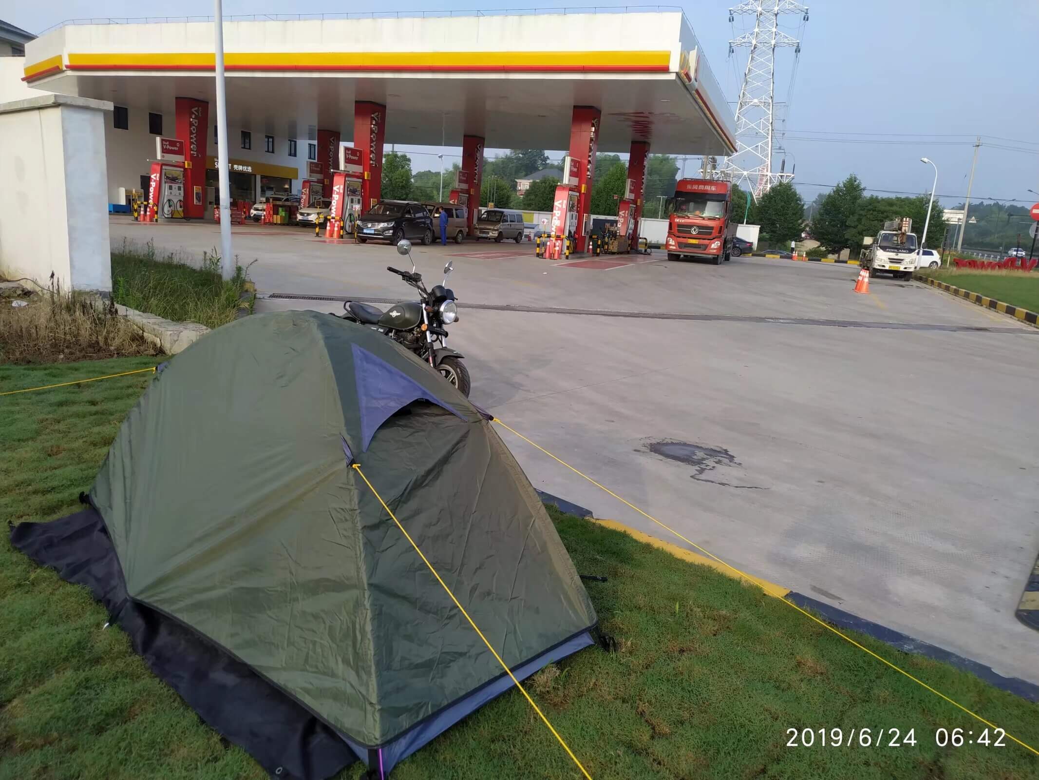 帐篷和摩托车