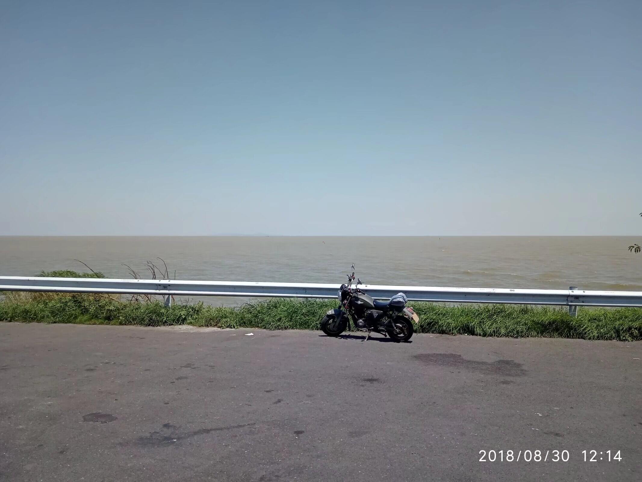 银钢小迷你跟太湖合影