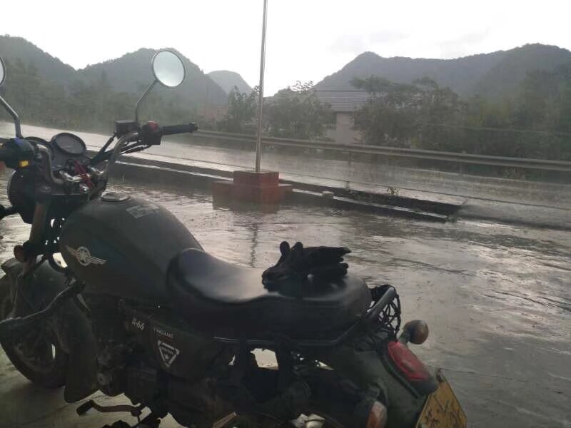 途中躲雨