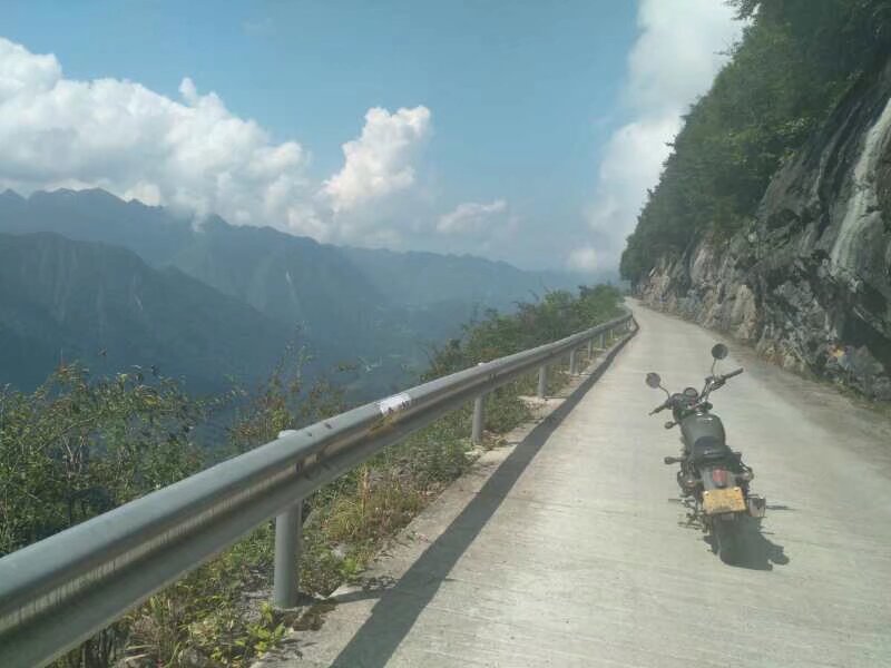 摩旅壁挂公路