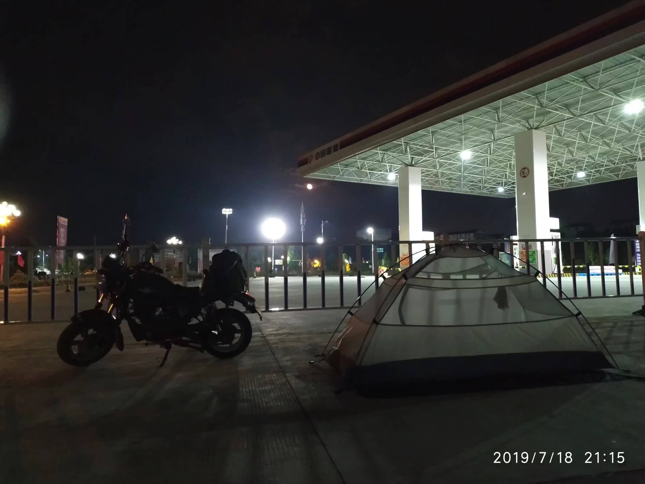 晚上在加油站露营过夜