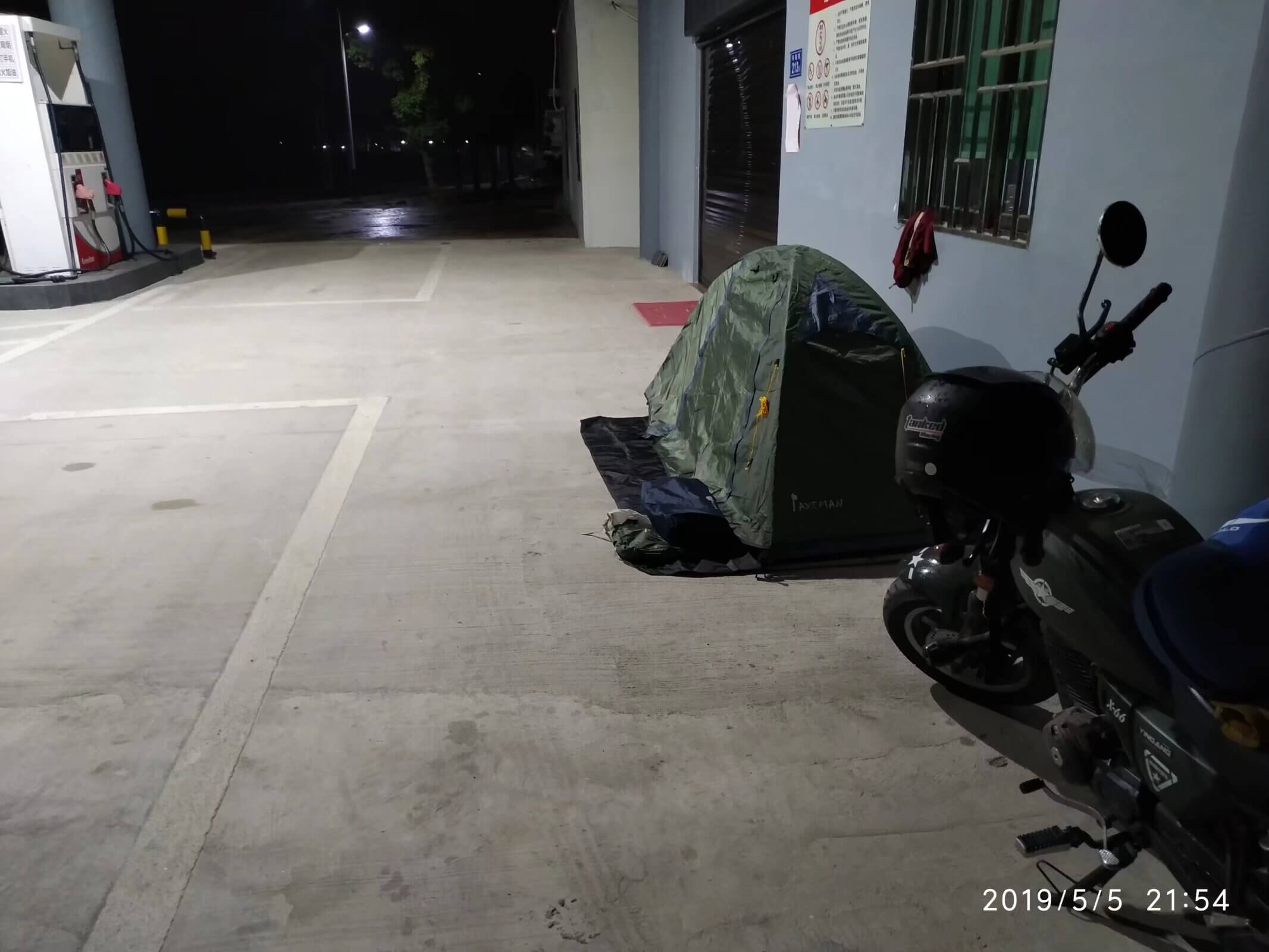 加油站露营（晚）