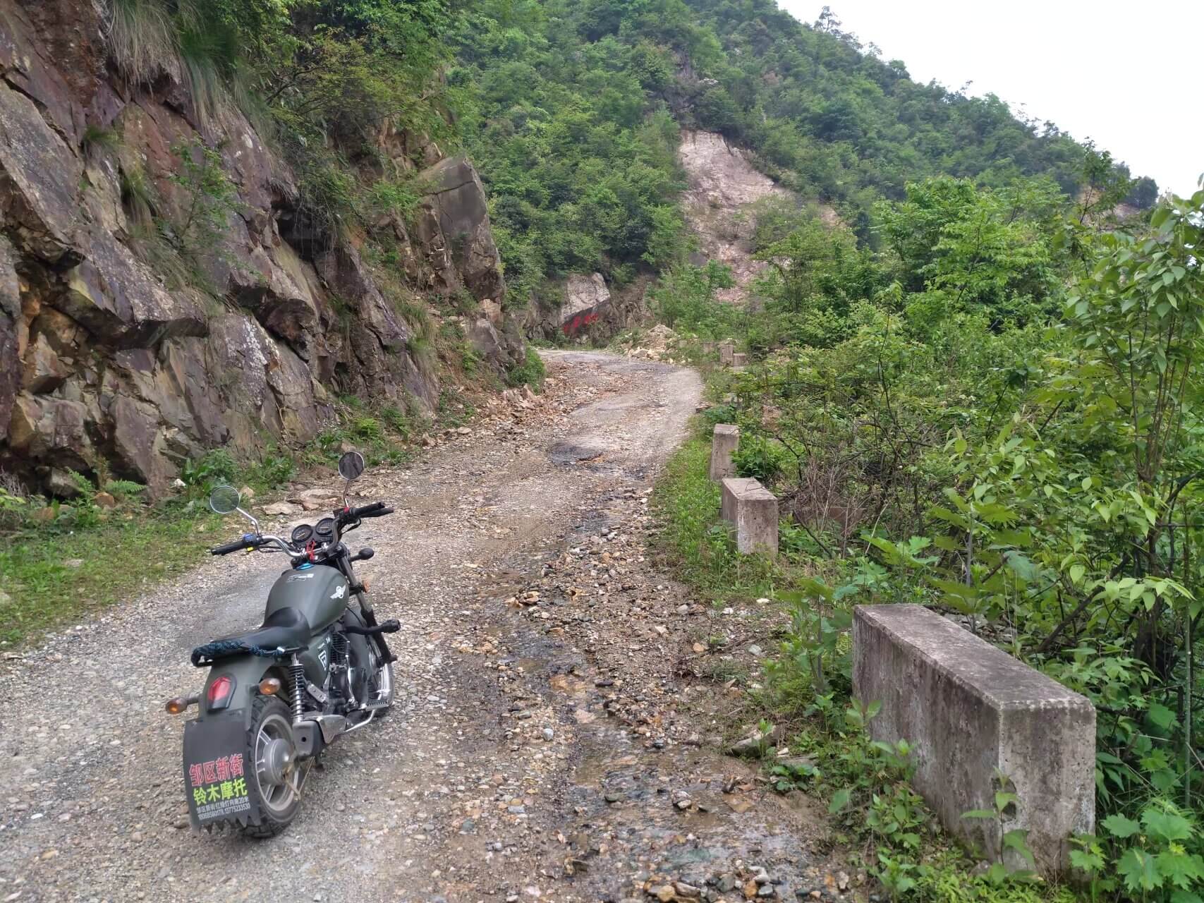 狮石公路的路况很糟糕