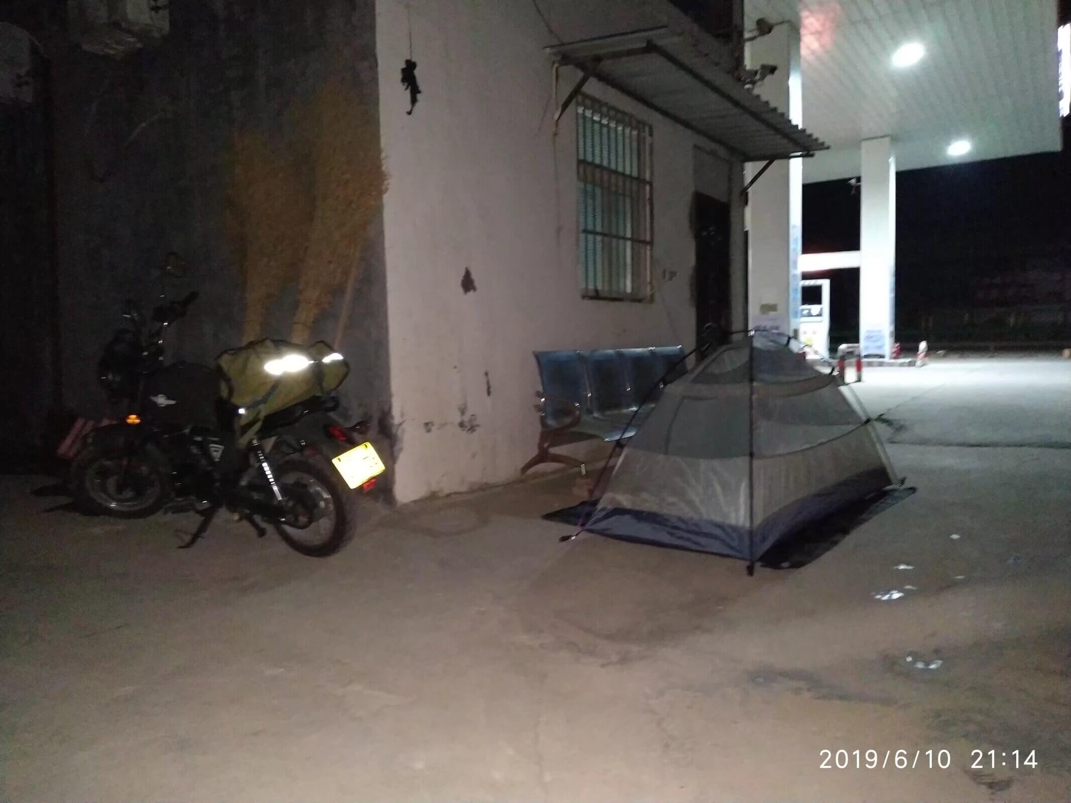 加油站露营
