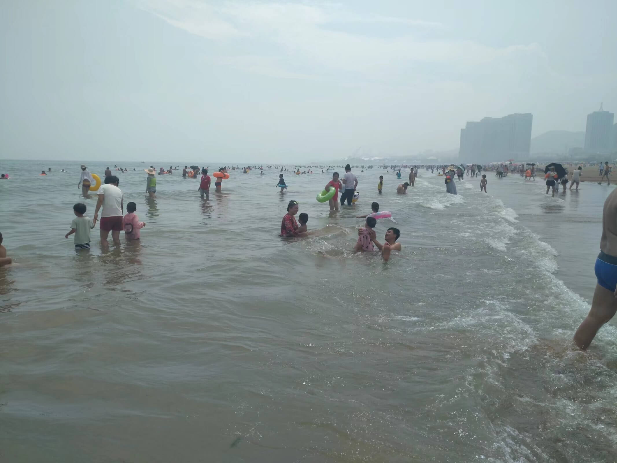 海中嬉戏