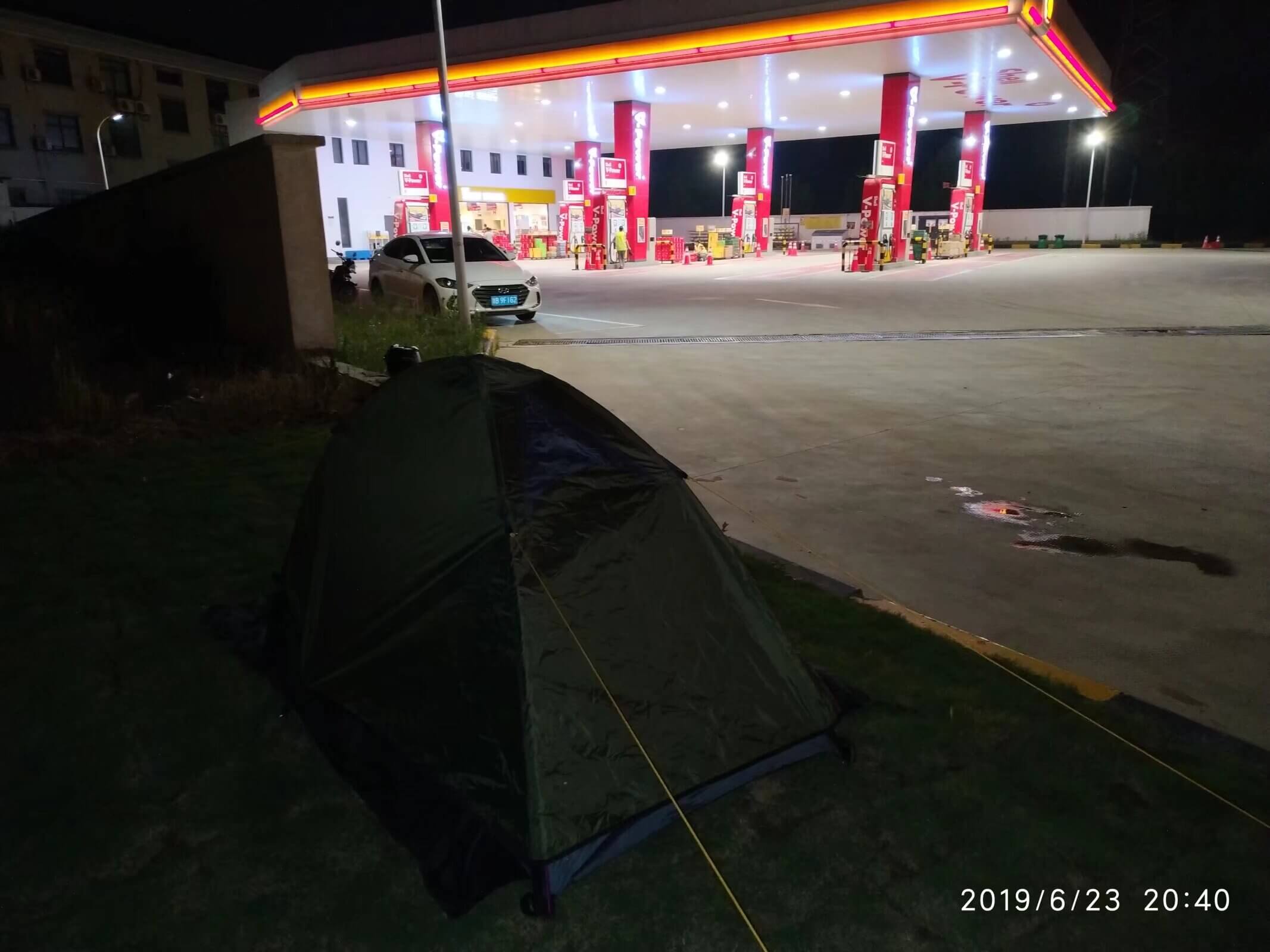 晚上在加油站过夜