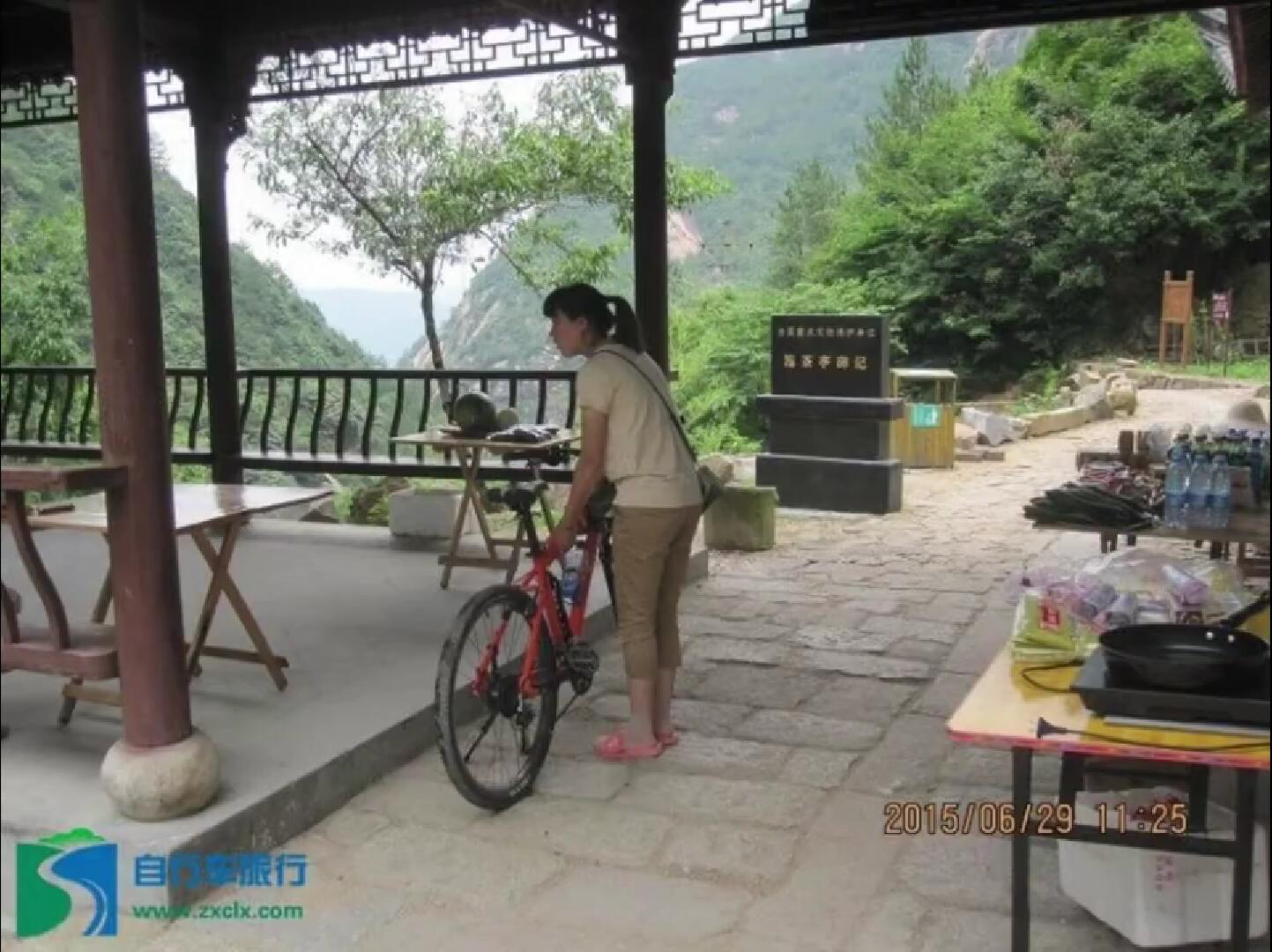 徽杭古道上卖货的女子